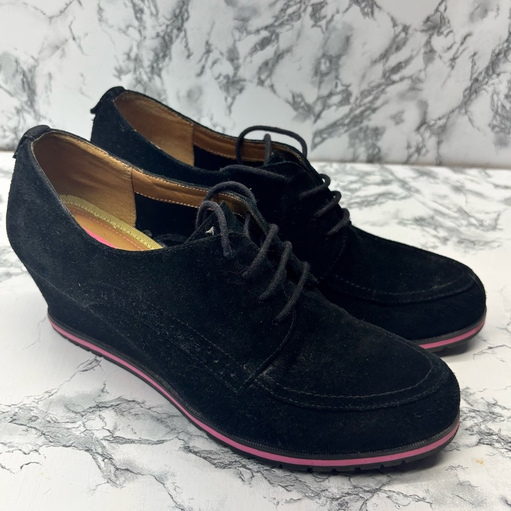 Isaac Mizrahi Black Preppy Business Casual Suede Wedges with Pink Sole size 8